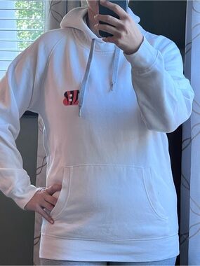 Antigua Cincinnati Bengals White Hoodie with embroidered B logo